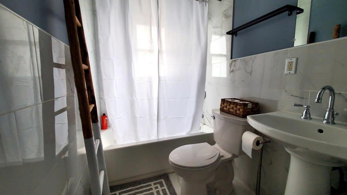 The Blue Sapphire 2Br 2 King Beds & Ample Backyard Apartment บริดจ์พอร์ต ภายนอก รูปภาพ