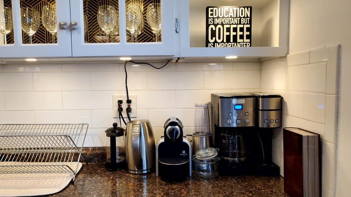 The Blue Sapphire 2Br 2 King Beds & Ample Backyard Apartment บริดจ์พอร์ต ภายนอก รูปภาพ