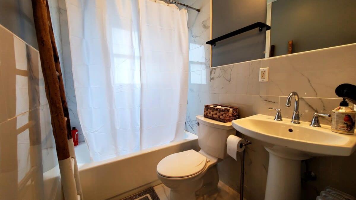 The Blue Sapphire 2Br 2 King Beds & Ample Backyard Apartment บริดจ์พอร์ต ภายนอก รูปภาพ